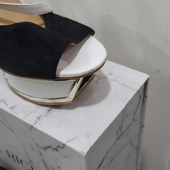 GUESS - Picture 5 of 10